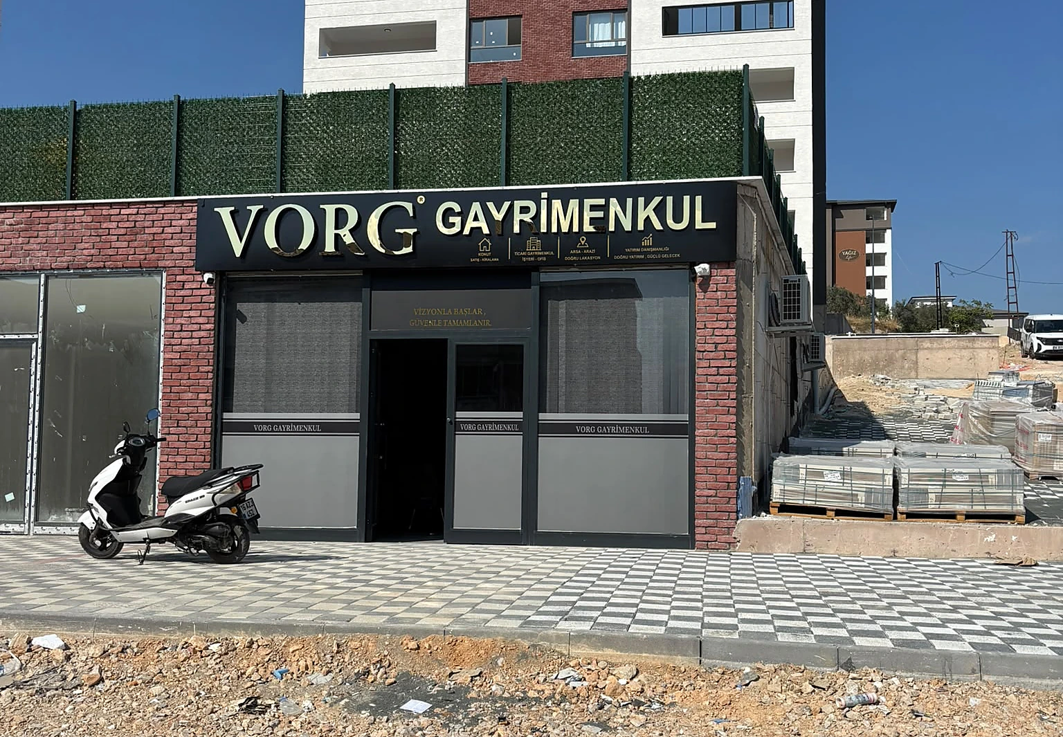VORG Gayrimenkul tabelalı ofisin dış cephesi